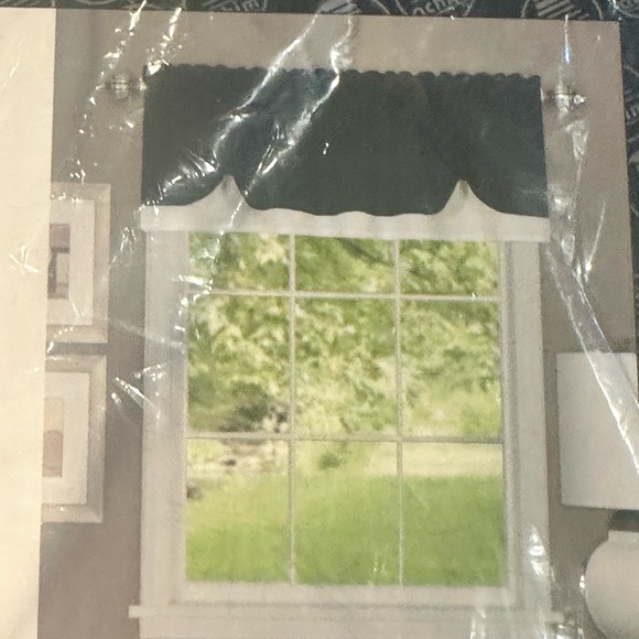 NWT Darcy Black & White Double Layered Pick Up Valence - Picture 2 of 4